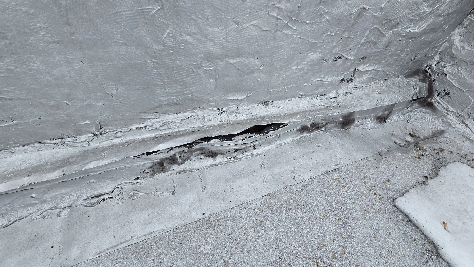 Roof Membrane Crack & Deterioration